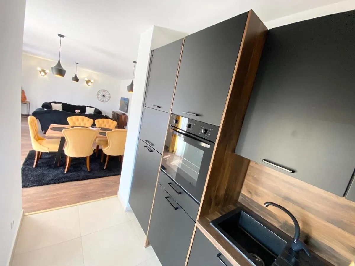 Blackpearl Apartment Split